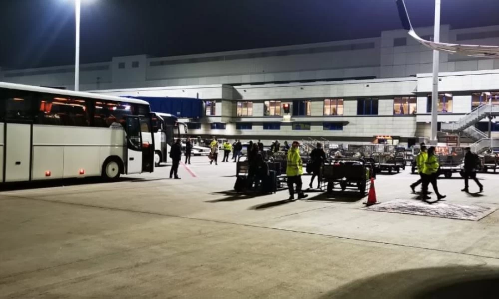 Έφτασαν στο Ελ. Βενιζέλος 65 Έλληνες που είχαν εγκλωβιστεί στην Αυστρία (βίντεο)